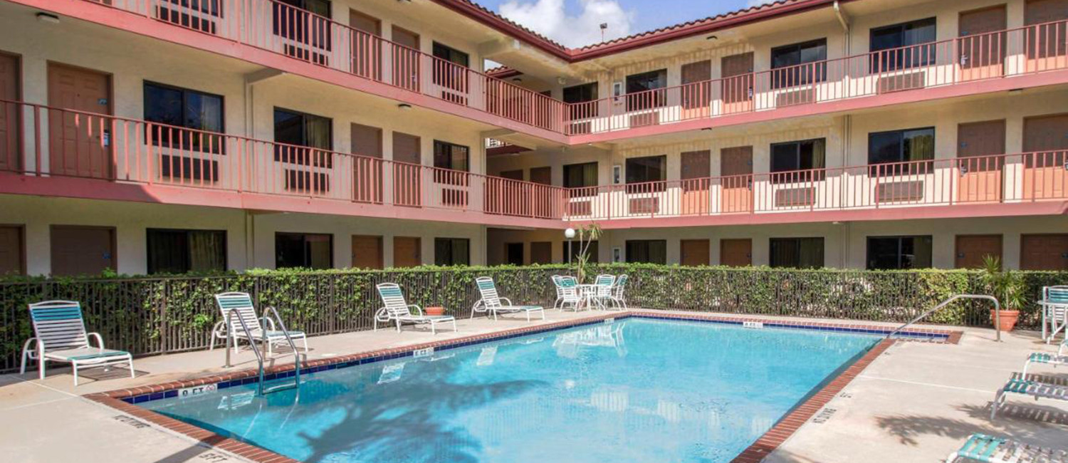 STAY IN THE MOST IDEAL LOCATION IN PALM BEACH GARDENS AT ATTRACTIVE RATES 